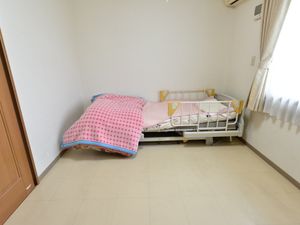 清潔なベッドのある部屋