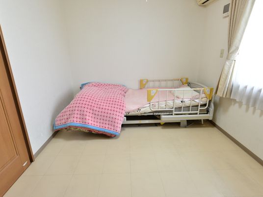 清潔なベッドのある部屋