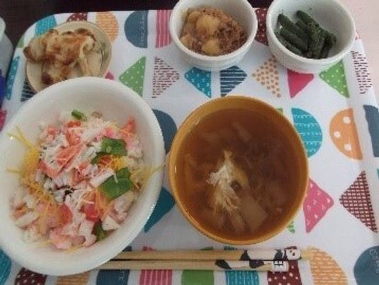 配膳された和食の一例