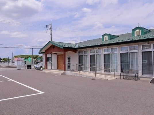 緑の屋根の一階建て施設