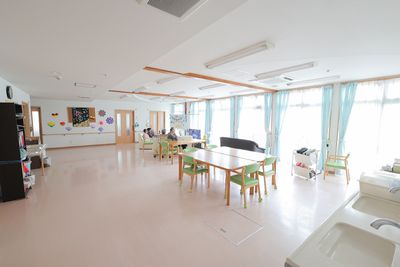 広々とした洋室の居室