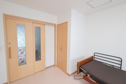 居室のベッドと扉