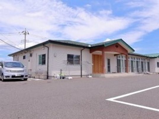 一階建ての施設外観