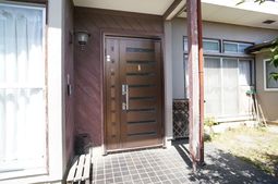 明るい玄関エントランス