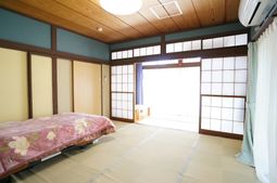 和室のベッドと窓