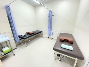 機能訓練室の施術ベッド  