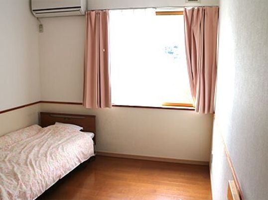 居室のベッドと窓
