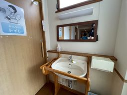 手洗い設備のある廊下
