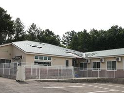 緑に囲まれた建物外観