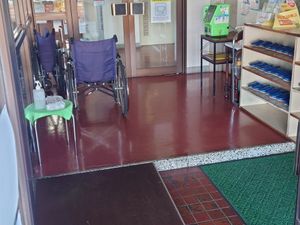 車いすが置かれた玄関  