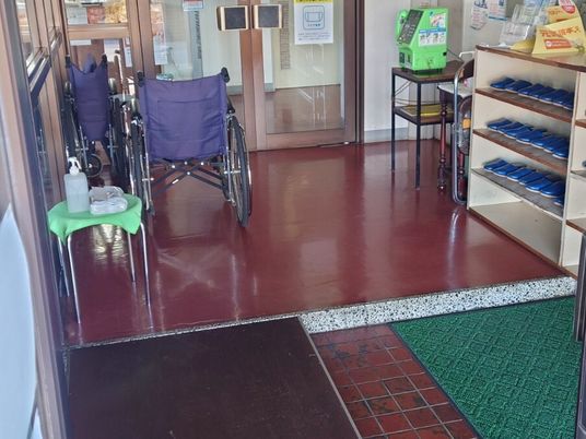 車いすが置かれた玄関  