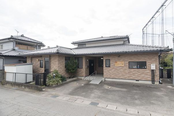 広々とした緑の庭園