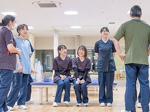 職員と談笑する多目的室  