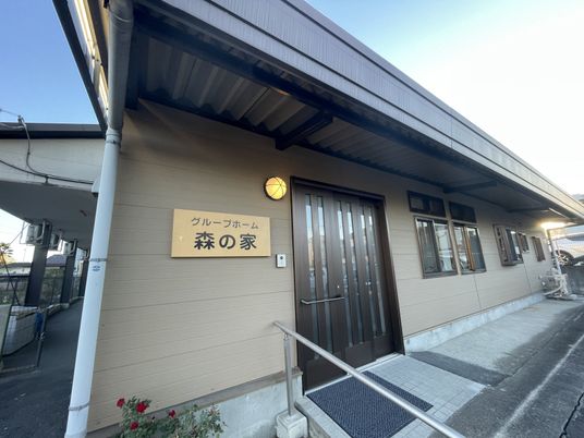 看板がある建物正面玄関