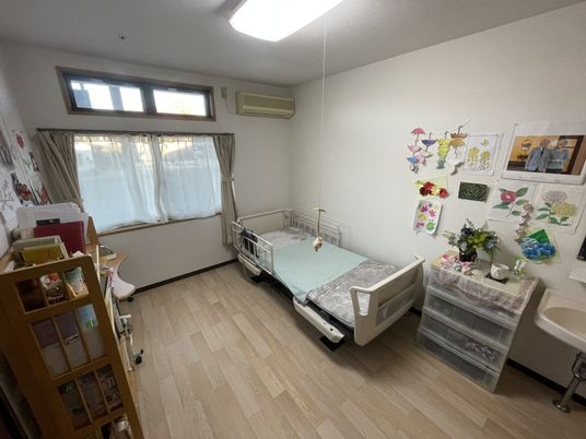 個室の窓辺