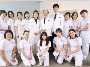 白衣のスタッフ集合  