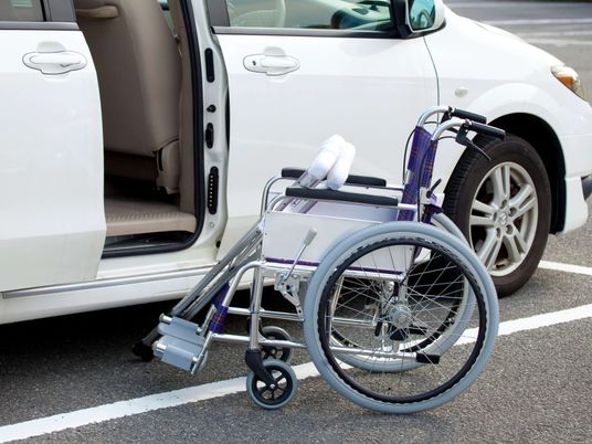 車いすを積む送迎車  