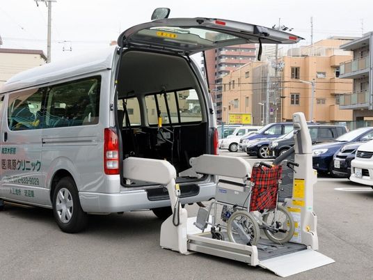 送迎車のリフト付き車両  