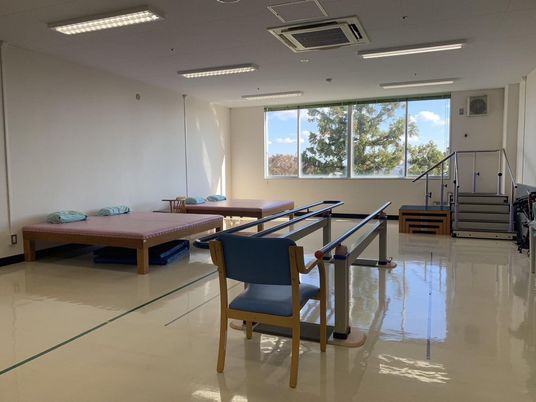 機能訓練室の明るい空間  