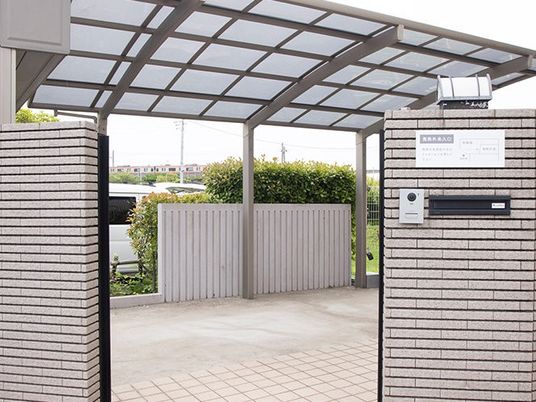 屋根付きの門まわり  
