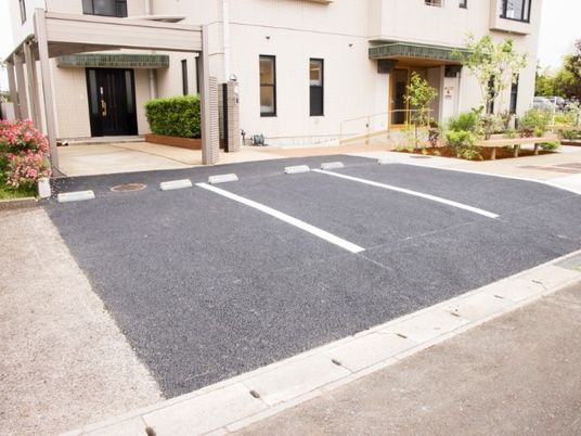 建物前の駐車場  