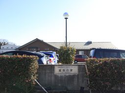 明るい外観の建物