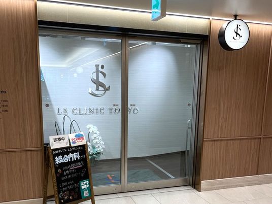 明るい受付前の出入口  