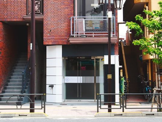 建物正面の入口  