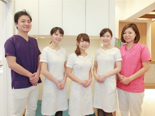 笑顔のスタッフが並ぶロビー  