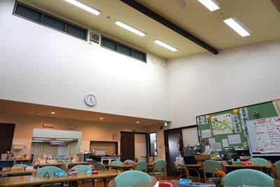 広々とした食堂空間
