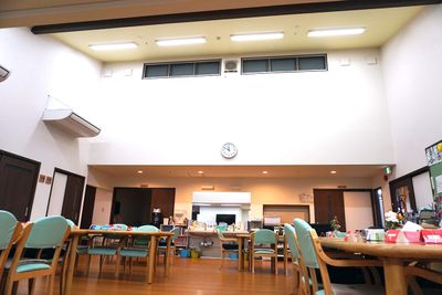 広々とした明るい食堂