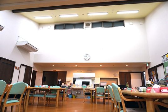 広々とした明るい食堂