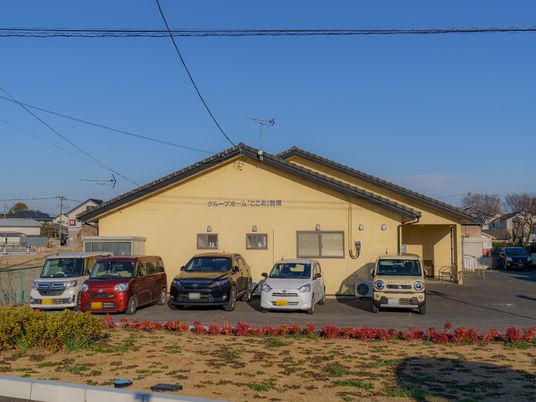 黄色い外壁の建物外観