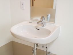 清潔な洗面台と鏡