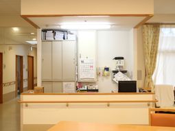 廊下とカウンターのある空間