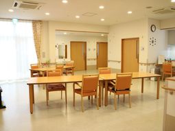 明るい食堂の様子