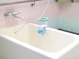 バリアフリー設計の浴槽