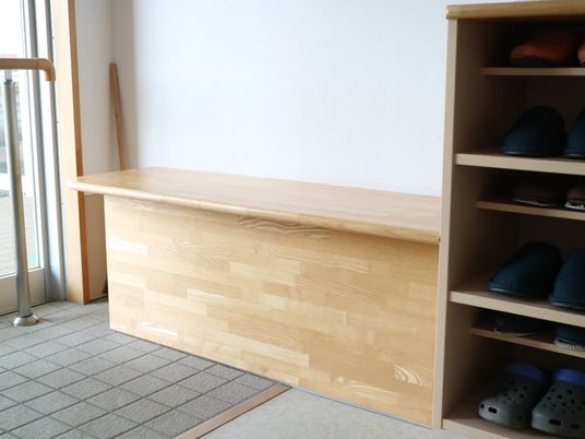 木製のベンチと靴棚
