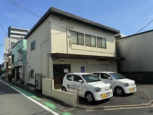 建物外観と駐車場  