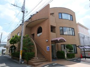 レンガ調の建物外観  