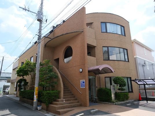 レンガ調の建物外観  