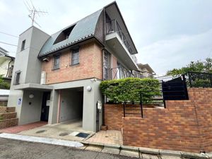 外観の三階建て建物  