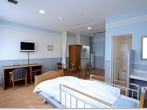 明るい個室の居室  