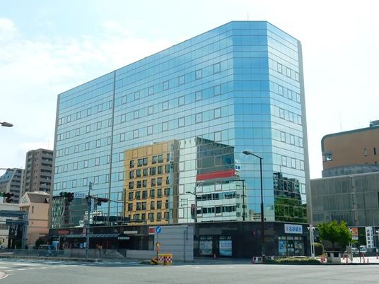ガラス張りの建物外観  