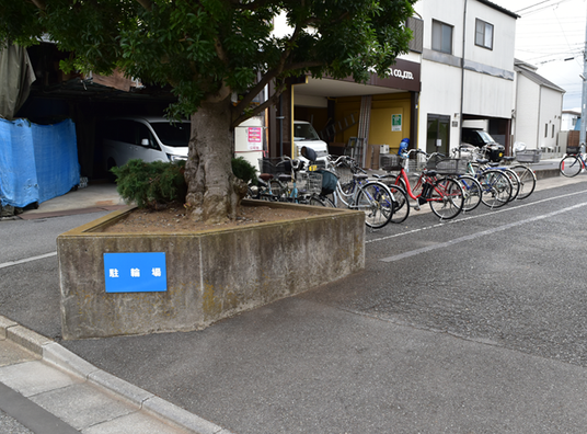 駐輪場と建物外観  