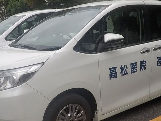 送迎車が並ぶ外観  
