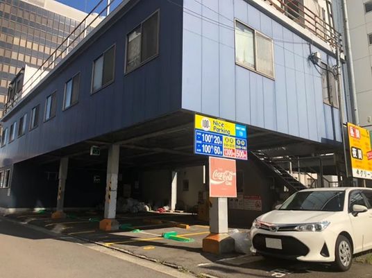 建物外観と駐車場  