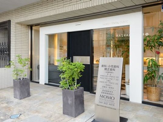 明るい外観の入口  
