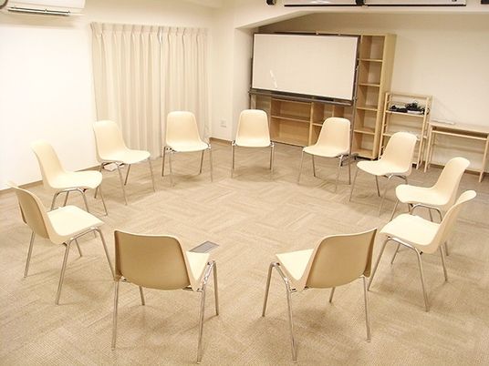 椅子が並ぶ多目的室  