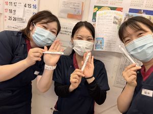 笑顔のスタッフが並ぶ廊下  